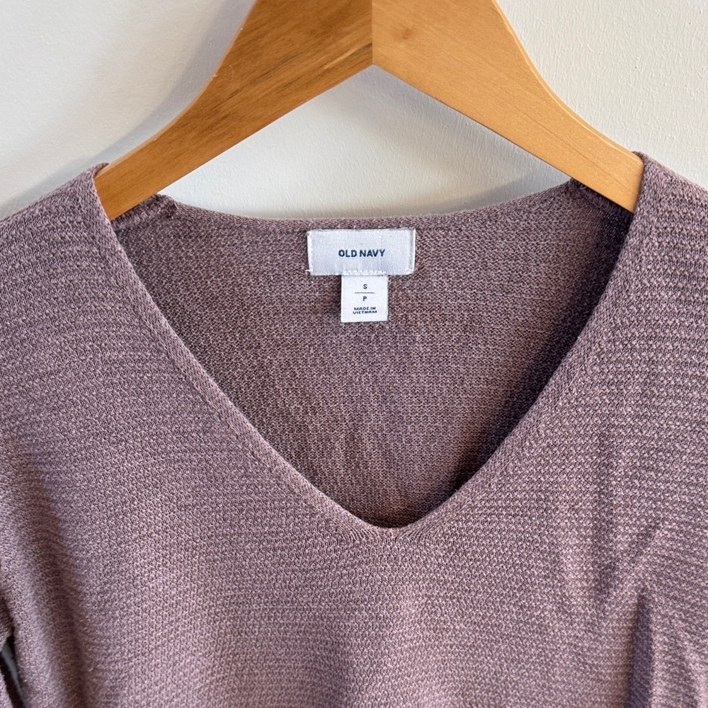 🌸 Old Navy Mauve Long Sleeve V-Neck Tee
Size Small - Picture 3 of 7